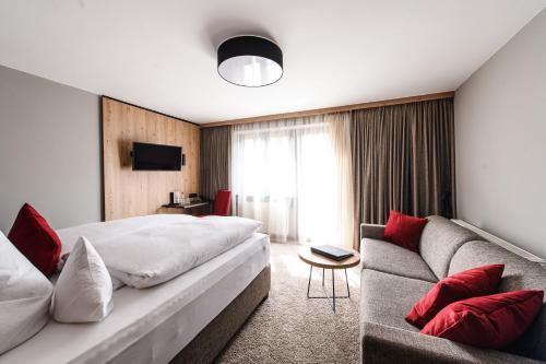 Rietz泰勒酒店的酒店客房,配有床和沙发