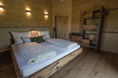 JandelsbrunnFerienhof Jakob Rohrhof的小木屋内一间卧室,配有一张床