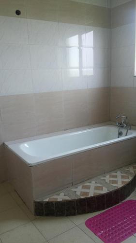 金贾Victoria Panorama Hotel的浴室设有浴缸和水龙头