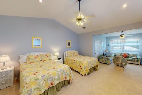 基克罗尼海滩Dream in the Keys的一间带两张床和一张沙发的卧室