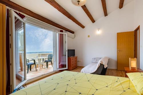 普莱克Sea view suite Mateo的一间卧室配有一张床,享有海景
