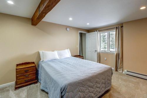 Telemark VillageAlpine Drive Adventure的一间卧室设有一张大床和一个窗户。