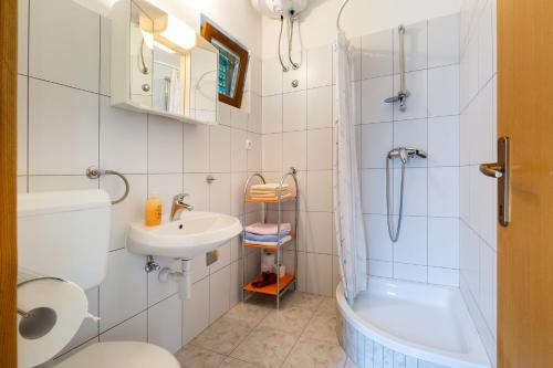 普莱克Sea view suite Mateo的浴室配有卫生间、盥洗盆和淋浴。