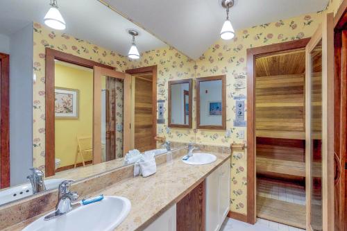 South SherburneSunrise: West Glade-H2的浴室设有2个水槽和2面镜子