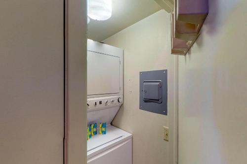 帕戈萨斯普林斯Lodge 3007的一间带洗衣机和烘干机的小浴室