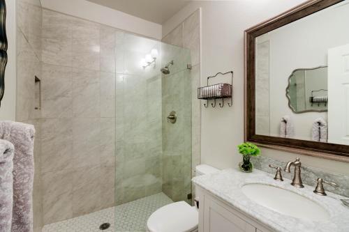 杜兰戈Jarvis #301的带淋浴、盥洗盆和镜子的浴室