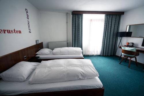 SomerenHotel Centraal的酒店客房配有两张床和一张书桌