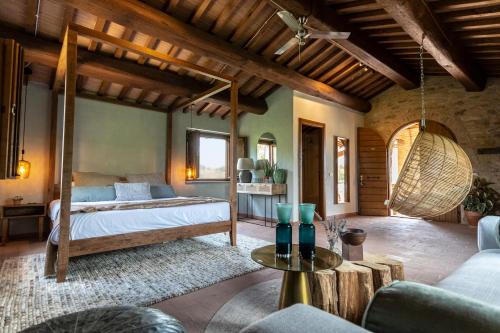 诺切劳恩布拉Borgo Castello Panicaglia的一间卧室配有一张床和一张沙发