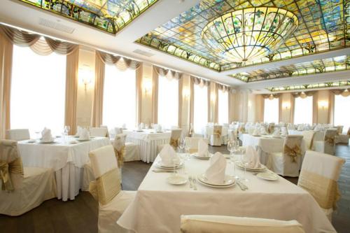 德尔马宫酒店餐厅或其他用餐的地方
