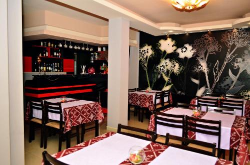 阿巴纳西Family Hotel Maraya的一间带2张桌子的餐厅和一间酒吧