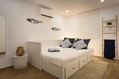 里斯本Lisbon Zoo House II的白色的客房配有带枕头的床