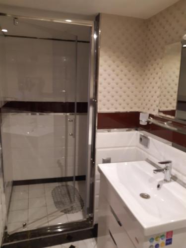 利沃夫Квартира студія подобово 3的一间带玻璃淋浴和水槽的浴室