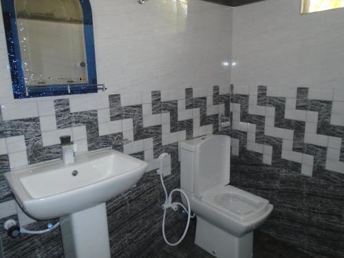马纳尔El Shaddai的一间带水槽和卫生间的浴室