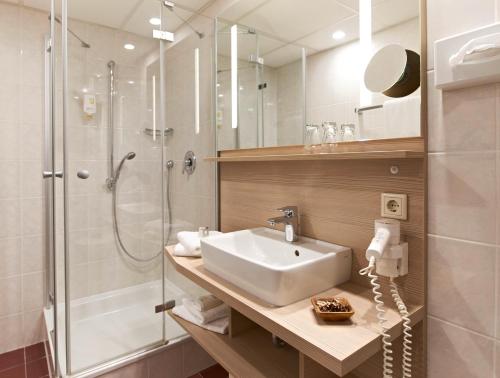 弗赖堡Weinberghotel Edelacker的一间带水槽和淋浴的浴室