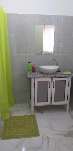 胡塞马MAISON D’HÔTE LES TORTUES -的一间带水槽和镜子的浴室