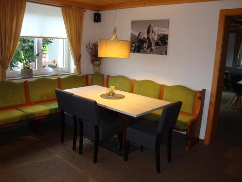 上施陶芬Weixler Schindelberg的一间带桌椅和沙发的用餐室