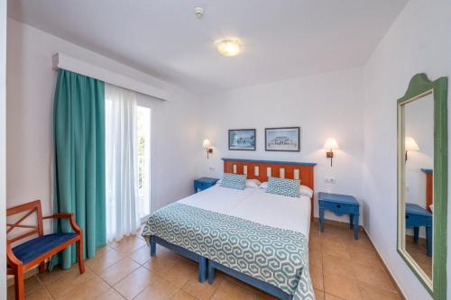 蓬塔普里马Comitas Isla del Aire的一间卧室配有一张床和镜子