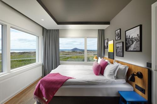 米湖Mývatn - Berjaya Iceland Hotels的一间卧室设有一张大床和大窗户