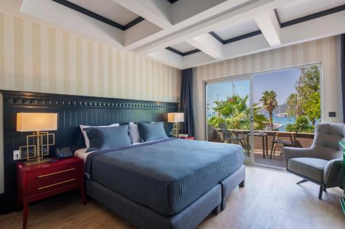 戈西克Hotel Marina Bay Göcek的一间带大床的卧室和一个阳台