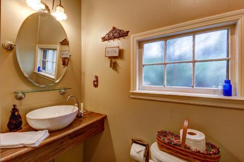 索蒂纳科奇Alpine Escape的一间带水槽、镜子和卫生间的浴室