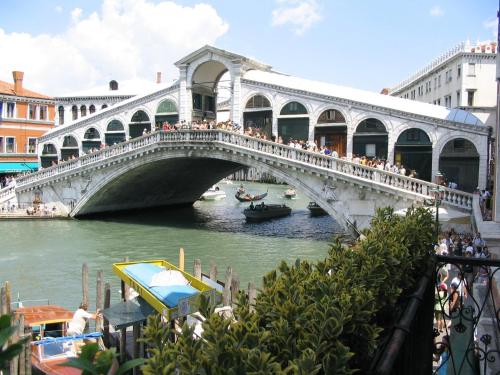 威尼斯里亚托桥酒店的一座桥上有很多人