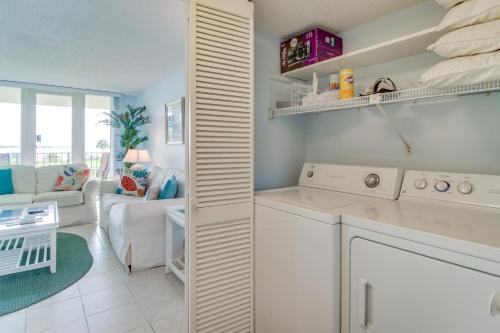 彭萨科拉海滩海外沙丘度假屋的厨房以及带洗衣机和烘干机的客厅。
