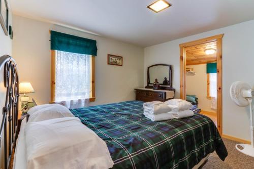 麦科马斯海滩Still Meadows的一间卧室配有一张床,上面有两条毛巾