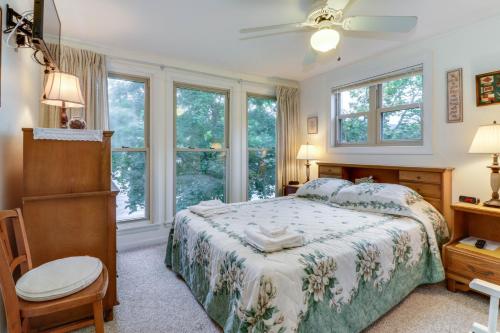 麦克亨利漂流木度假屋#6的一间卧室设有一张床和一个窗口