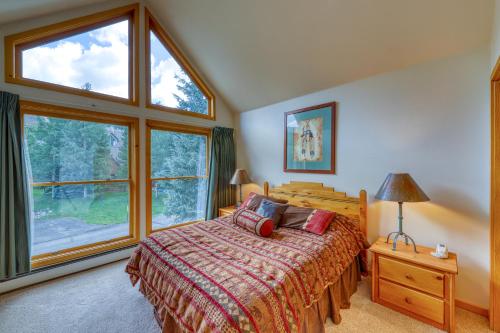 基斯通Snake River Village 05的一间卧室设有一张床和一个大窗户