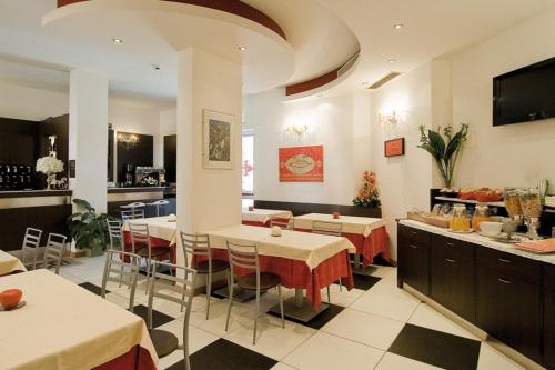 蒙泰卢波菲奥伦蒂诺格兰杜卡图酒店的一间在房间内配有桌椅的餐厅