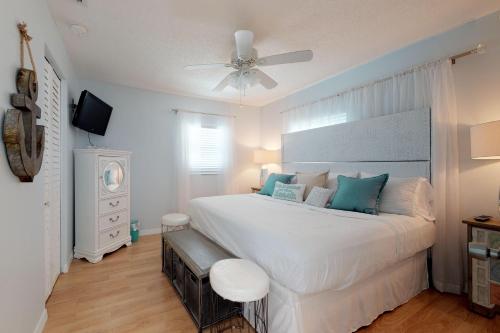 布雷登顿海滩Bay View Inn 202的卧室配有一张白色大床和吊扇