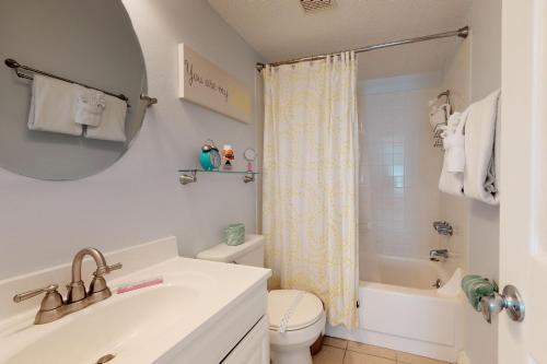布雷登顿海滩Bay View Inn 202的浴室配有盥洗盆、卫生间和浴缸。