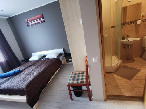 塔林Hotel Privat的一间卧室配有一张床,浴室设有淋浴。