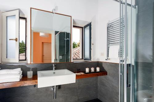 米罗Wine Resort Villagrande的一间带水槽和镜子的浴室