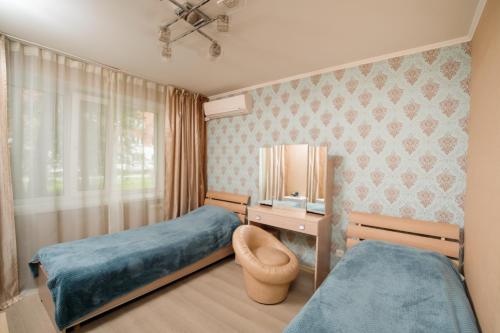 新库兹涅茨克Aurooms的一间医院间,配有两张床和电视
