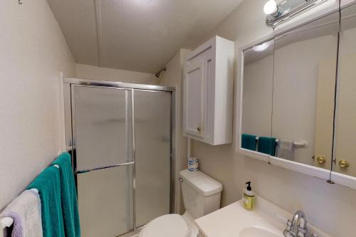 伊莎贝尔港Long Island Village Unit 081的带淋浴、卫生间和盥洗盆的浴室