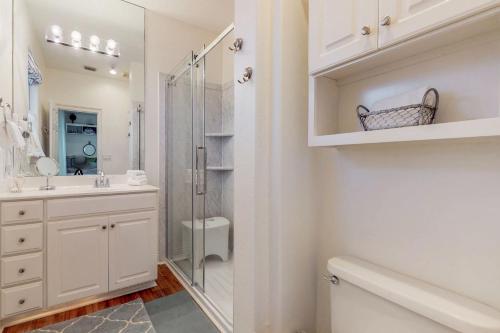 德斯坦Destiny Beach Villa #6A的带淋浴和盥洗盆的白色浴室