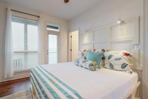 德斯坦Destiny Beach Villa #6A的卧室配有带枕头的大型白色床