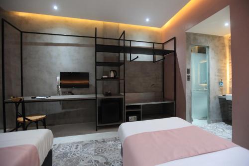 科隆Zenvea Hotel的一间卧室配有两张床、一张桌子和一个水槽