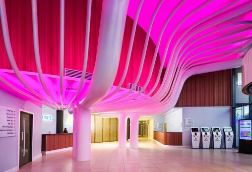 希灵登Atrium Hotel Heathrow的建筑中一个大型粉红色天花板,里面设有机器