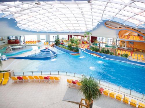 巴德瓦尔特斯多夫H2O Hotel-Therme-Resort, für Familien mit Kindern的商场内的大型室内游泳池