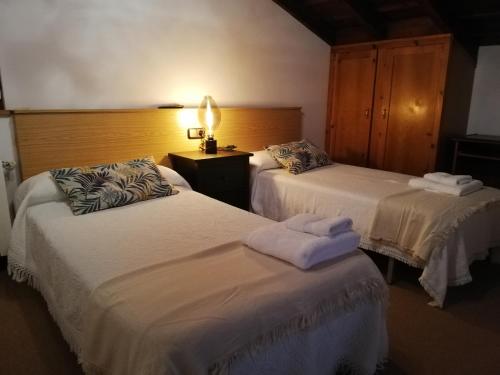 利亚内斯LA ALDEA的酒店客房,配有两张带毛巾的床