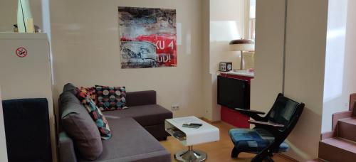 柏林柏林阿帕特公寓的带沙发和电视的客厅