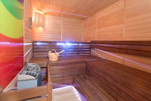 波雷奇帕林提姆蓝色泻湖酒店的一间铺有木地板的木墙桑拿浴室和一个桶