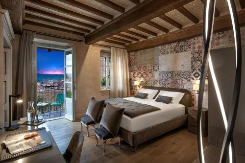 瓜热讷Il Cortile di San Michele的一间卧室设有一张床和一个大窗户