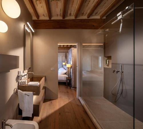 瓜热讷Il Cortile di San Michele的带淋浴、盥洗盆和卫生间的浴室