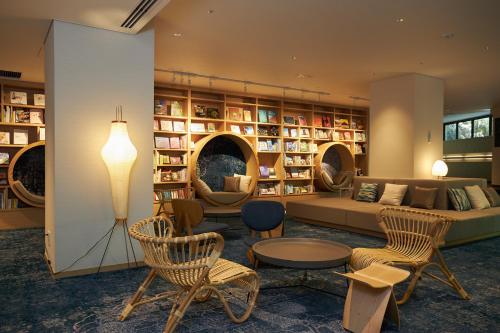 箱根Hakone Yutowa的客厅配有沙发、椅子和书架