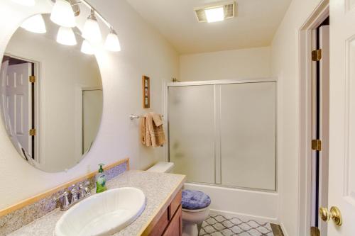 麦考尔Aspen Village Condo #H-39的一间带水槽、镜子和淋浴的浴室