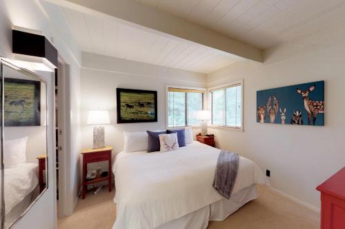 太阳谷Tranquil Family Retreat的一间白色卧室,配有床和2个窗户