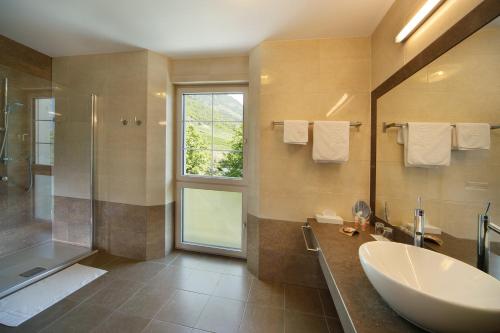 纳图尔诺全景夜曲酒店的带浴缸、水槽和淋浴的浴室
